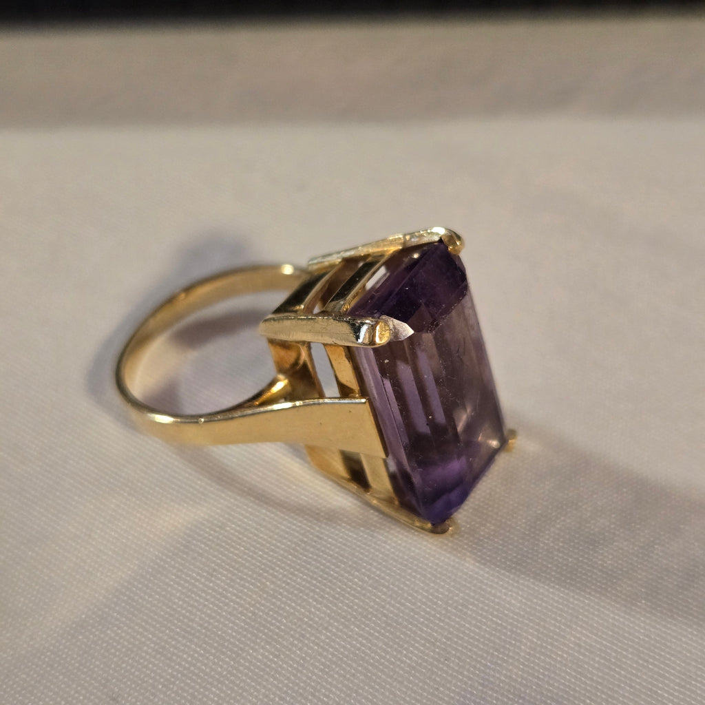 18K Gold 12ct Emerald Cut Amethyst Ring - Size 5.75