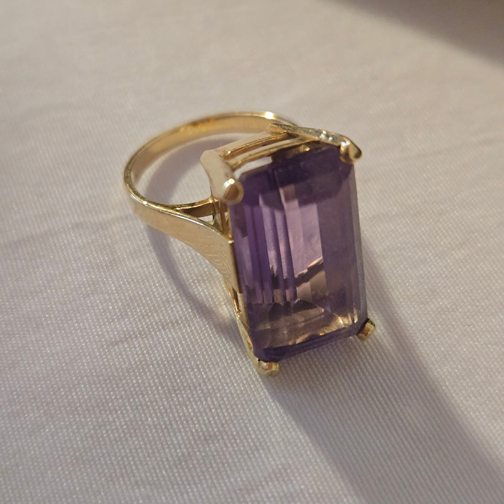 18K Gold 12ct Emerald Cut Amethyst Ring - Size 5.75