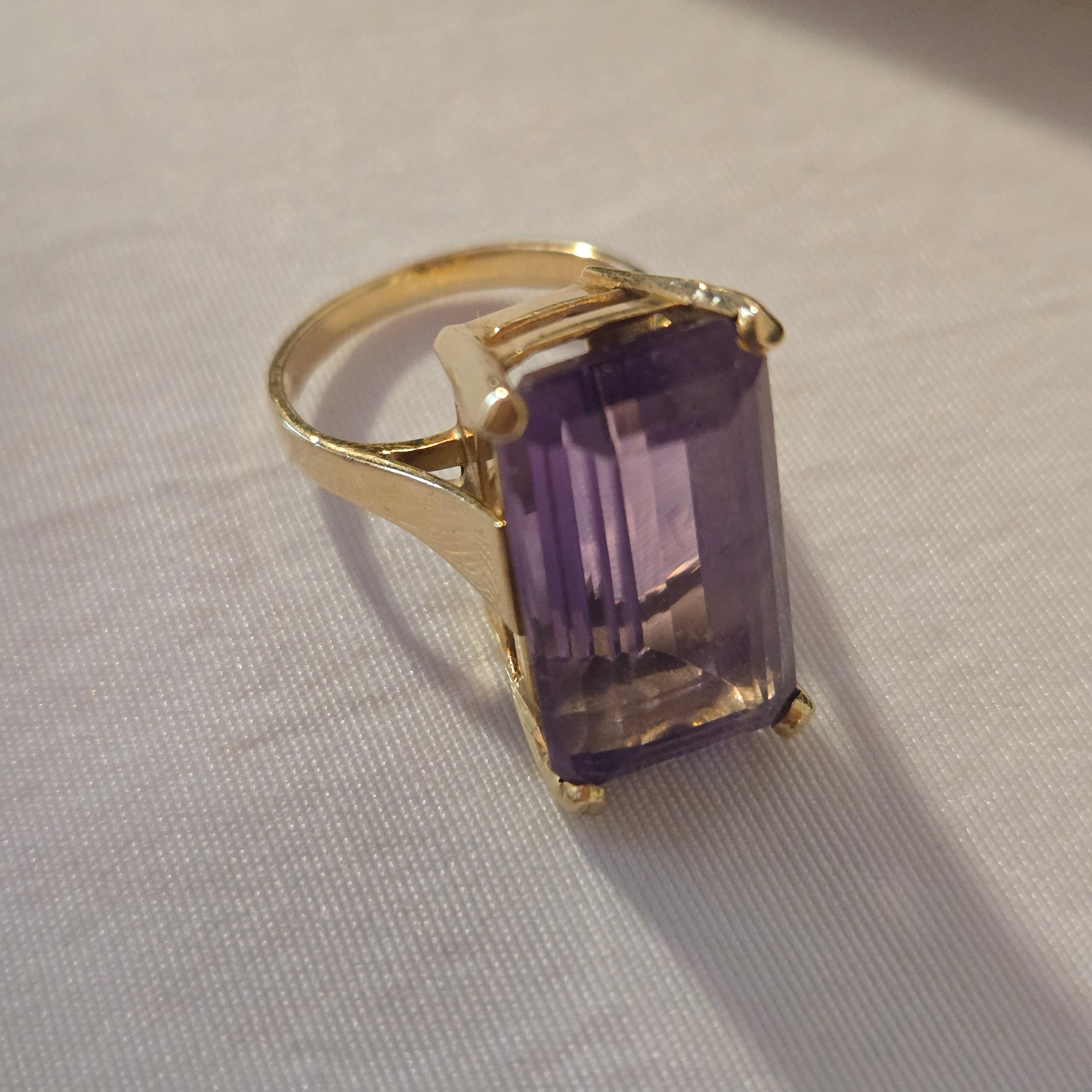 18K Gold 12ct Emerald Cut Amethyst Ring - Size 5.75