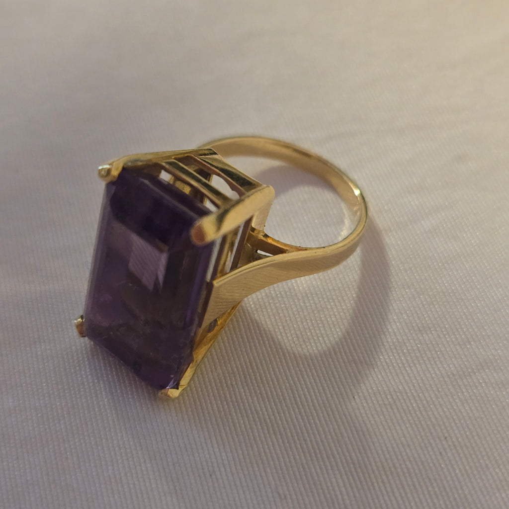18K Gold 12ct Emerald Cut Amethyst Ring - Size 5.75