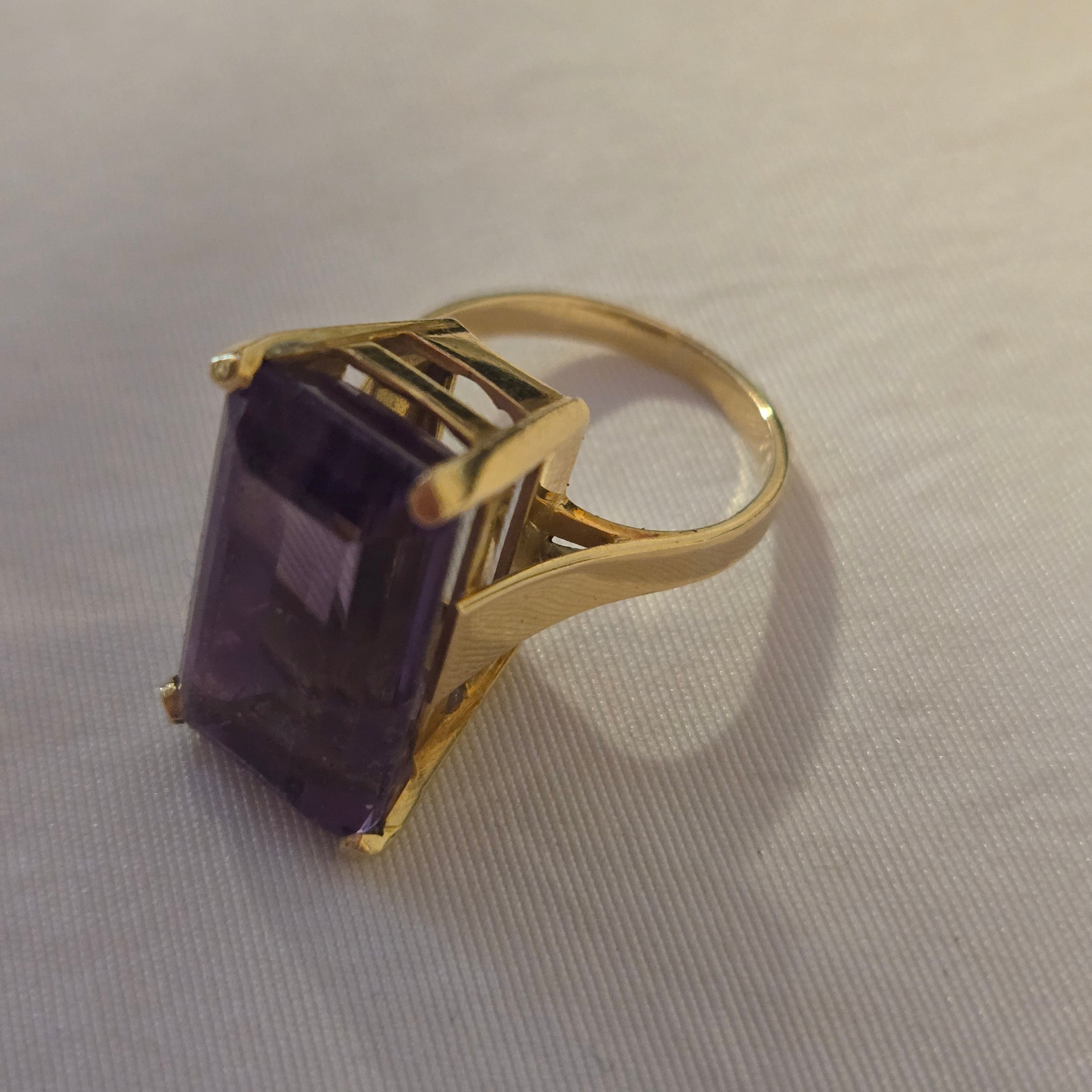 18K Gold 12ct Emerald Cut Amethyst Ring - Size 5.75