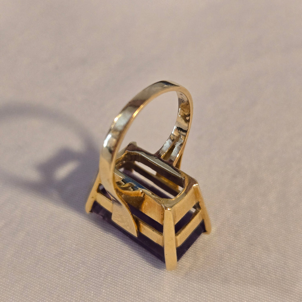 18K Gold 12ct Emerald Cut Amethyst Ring - Size 5.75