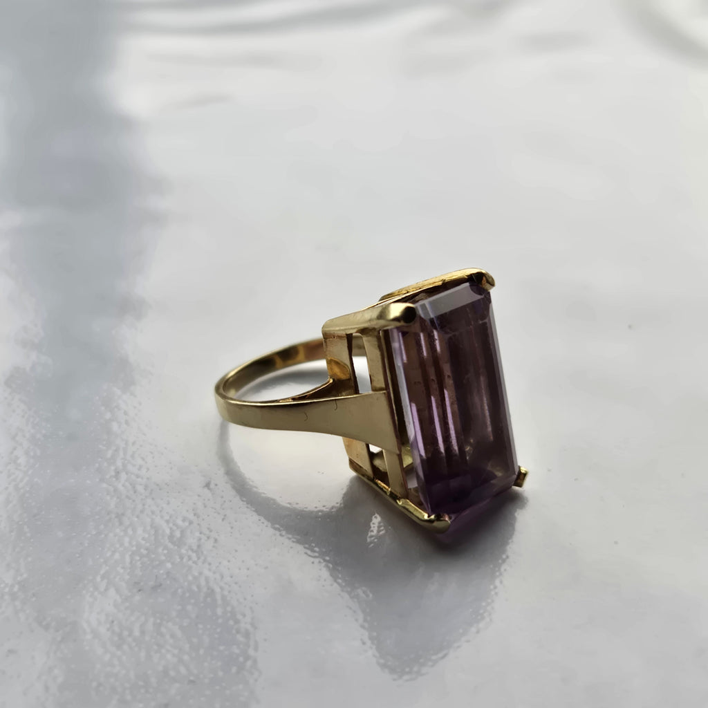 18K Gold 12ct Emerald Cut Amethyst Ring - Size 5.75