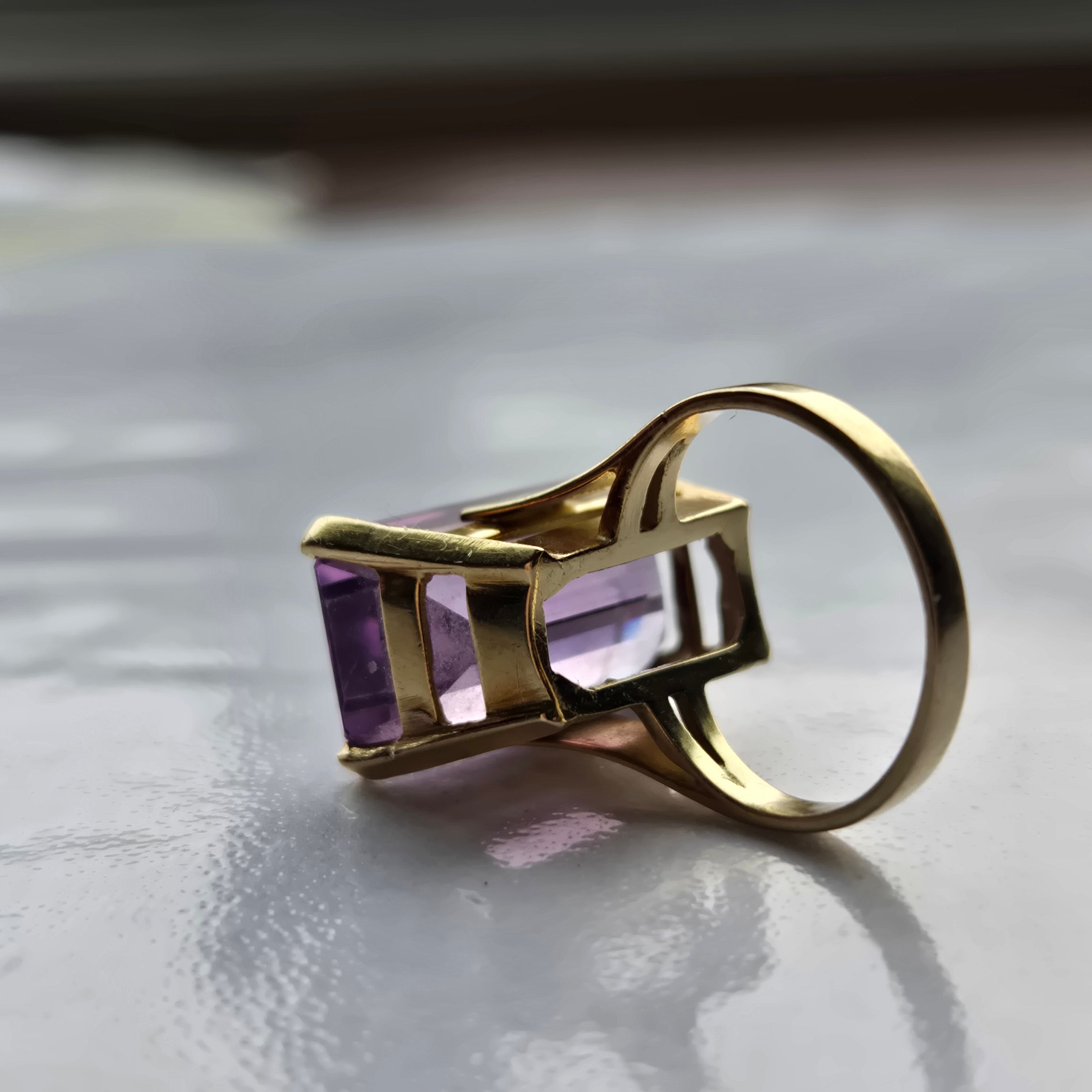 18K Gold 12ct Emerald Cut Amethyst Ring - Size 5.75