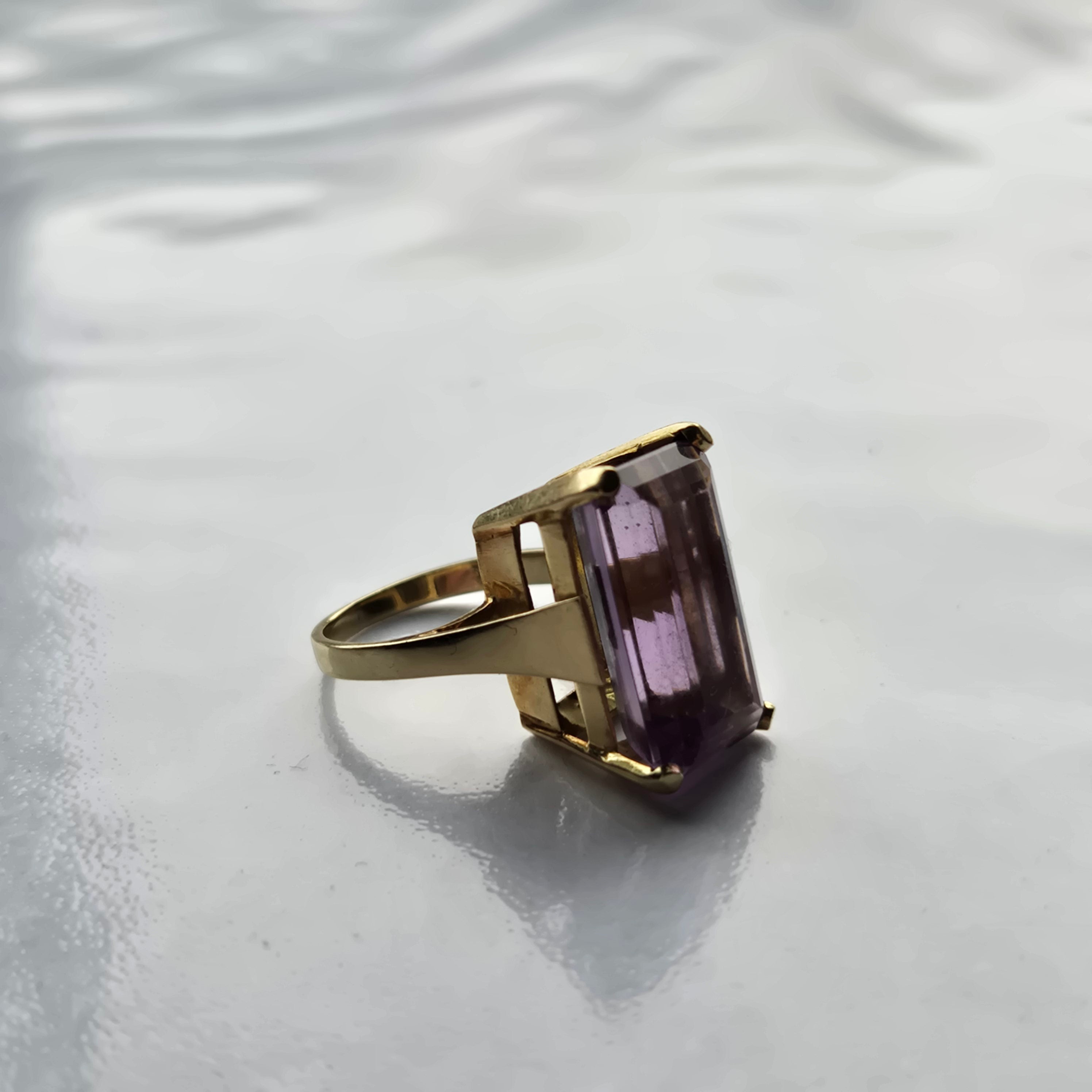 18K Gold 12ct Emerald Cut Amethyst Ring - Size 5.75