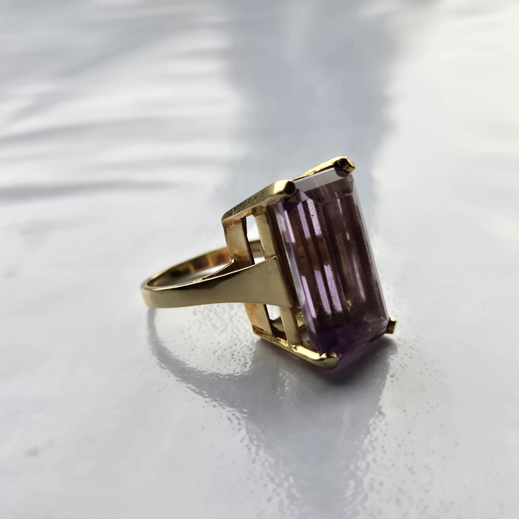 18K Gold 12ct Emerald Cut Amethyst Ring - Size 5.75