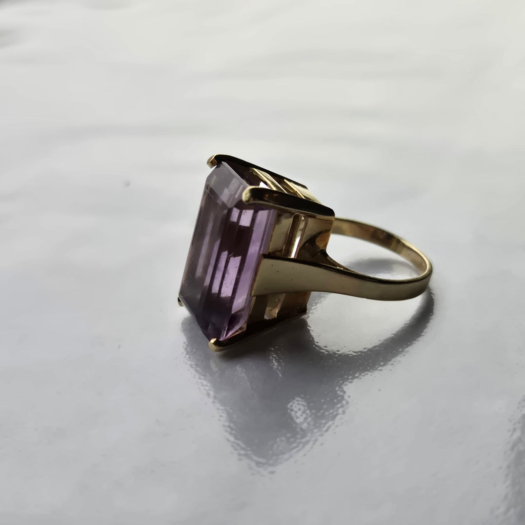 18K Gold 12ct Emerald Cut Amethyst Ring - Size 5.75
