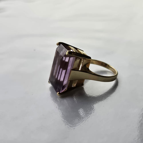 18K Gold 12ct Emerald Cut Amethyst Ring - Size 5.75