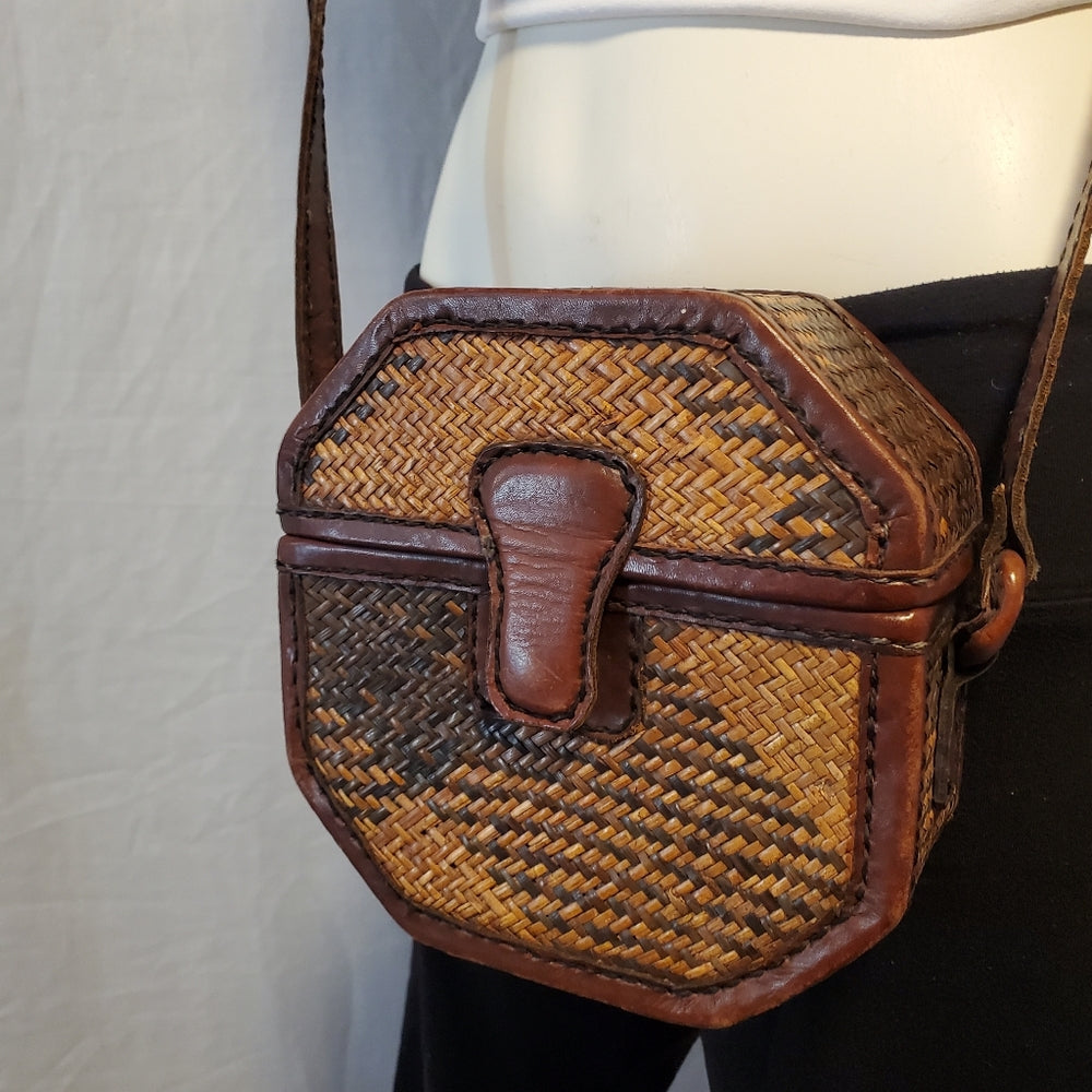 Lined Vintage‎ Woven Crossbody Bag