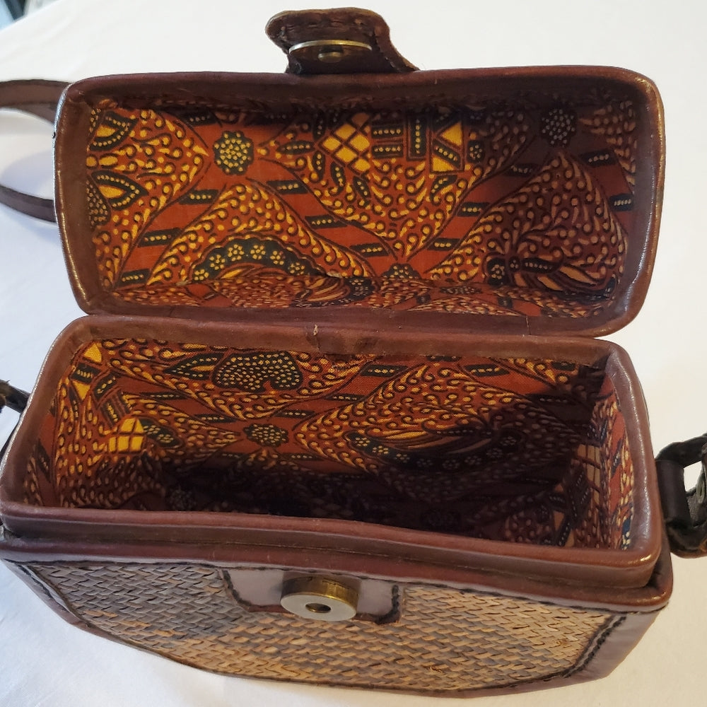 Lined Vintage‎ Woven Crossbody Bag