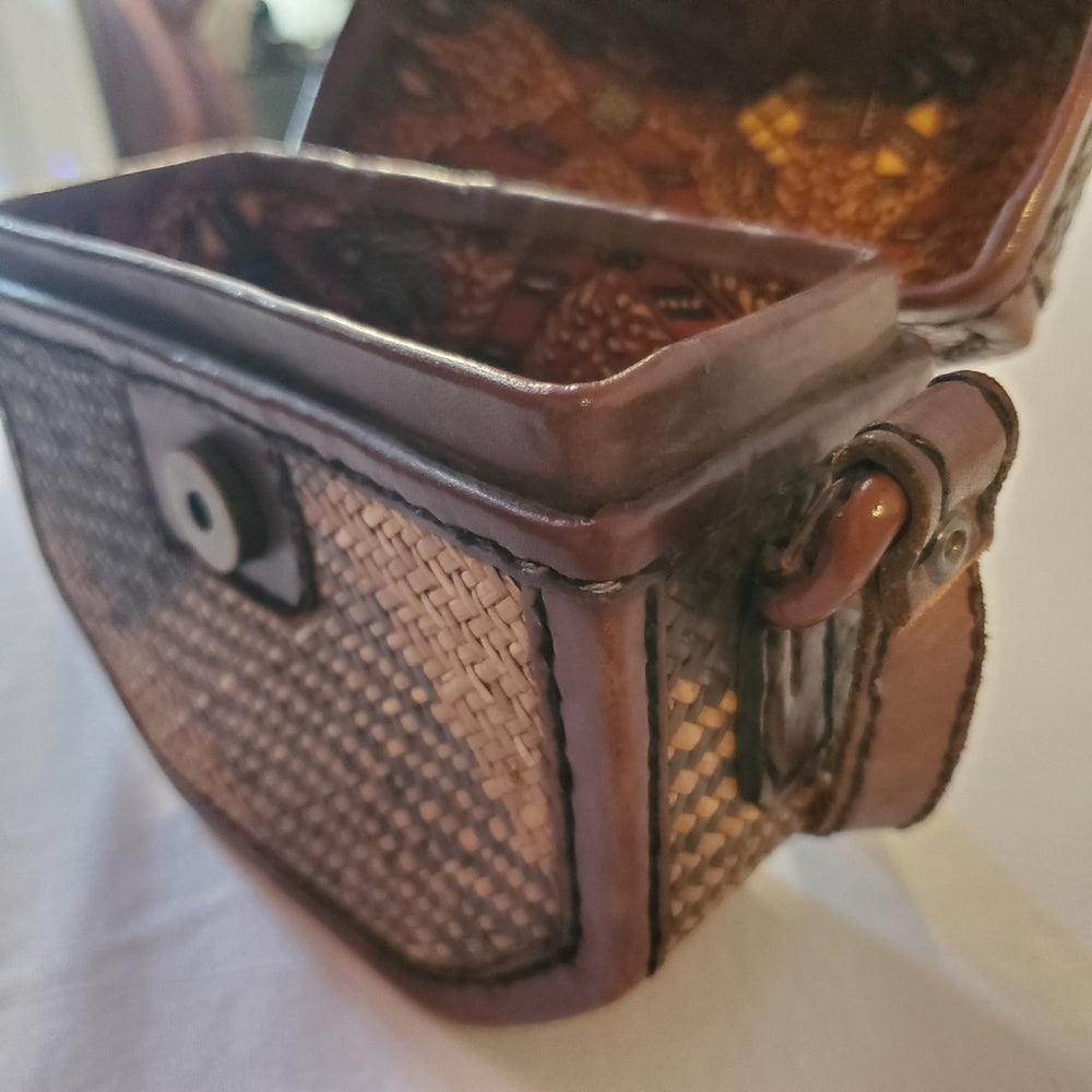 Lined Vintage‎ Woven Crossbody Bag