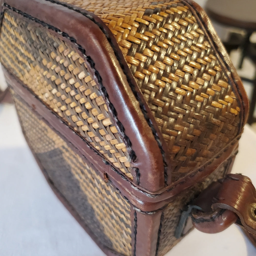 Lined Vintage‎ Woven Crossbody Bag