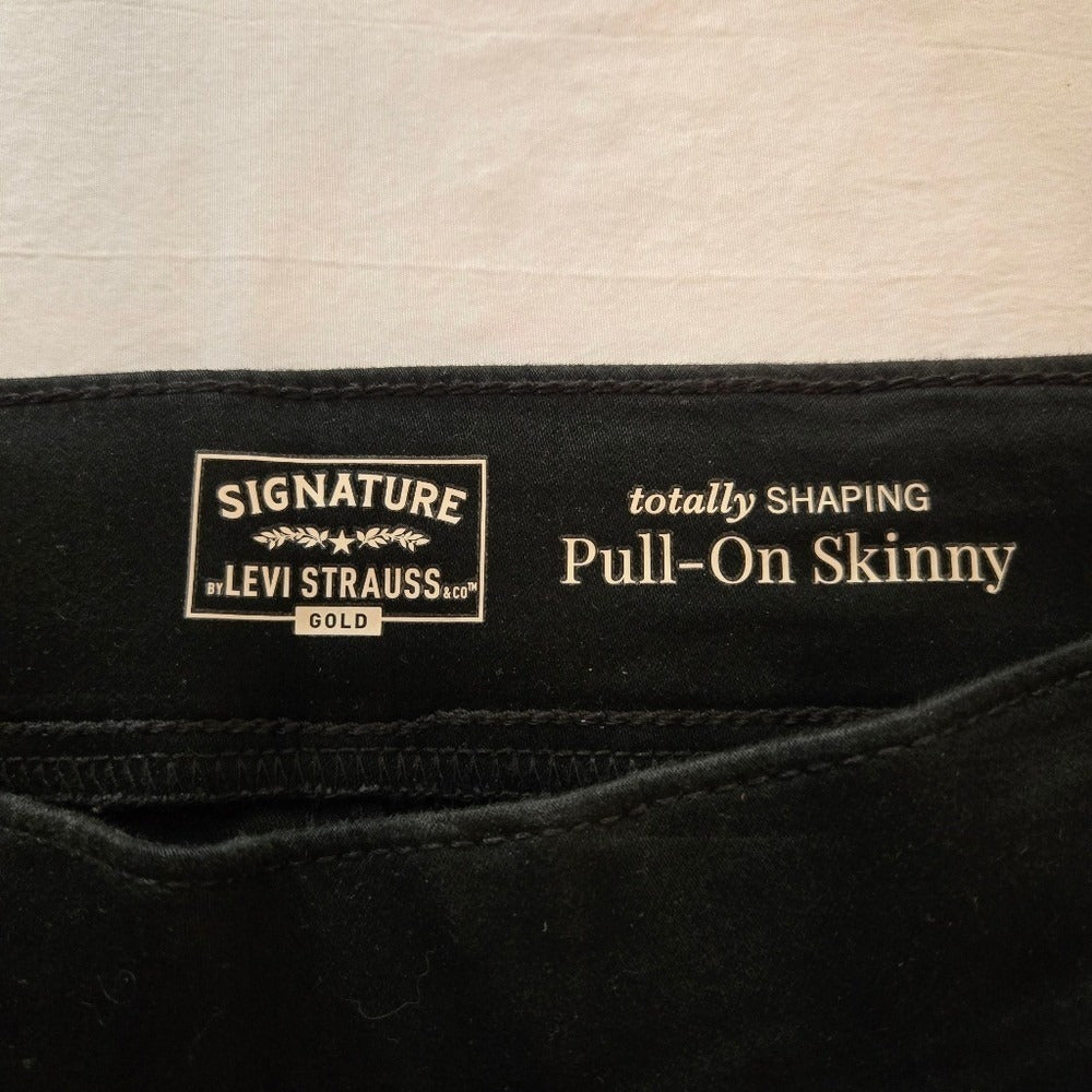 Levi Pull-On Skinny Jean - Size 26‎